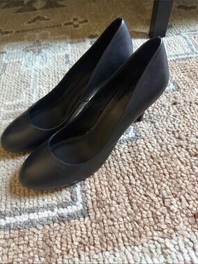 Tory Burch Black Classic Round-Toe high heels
